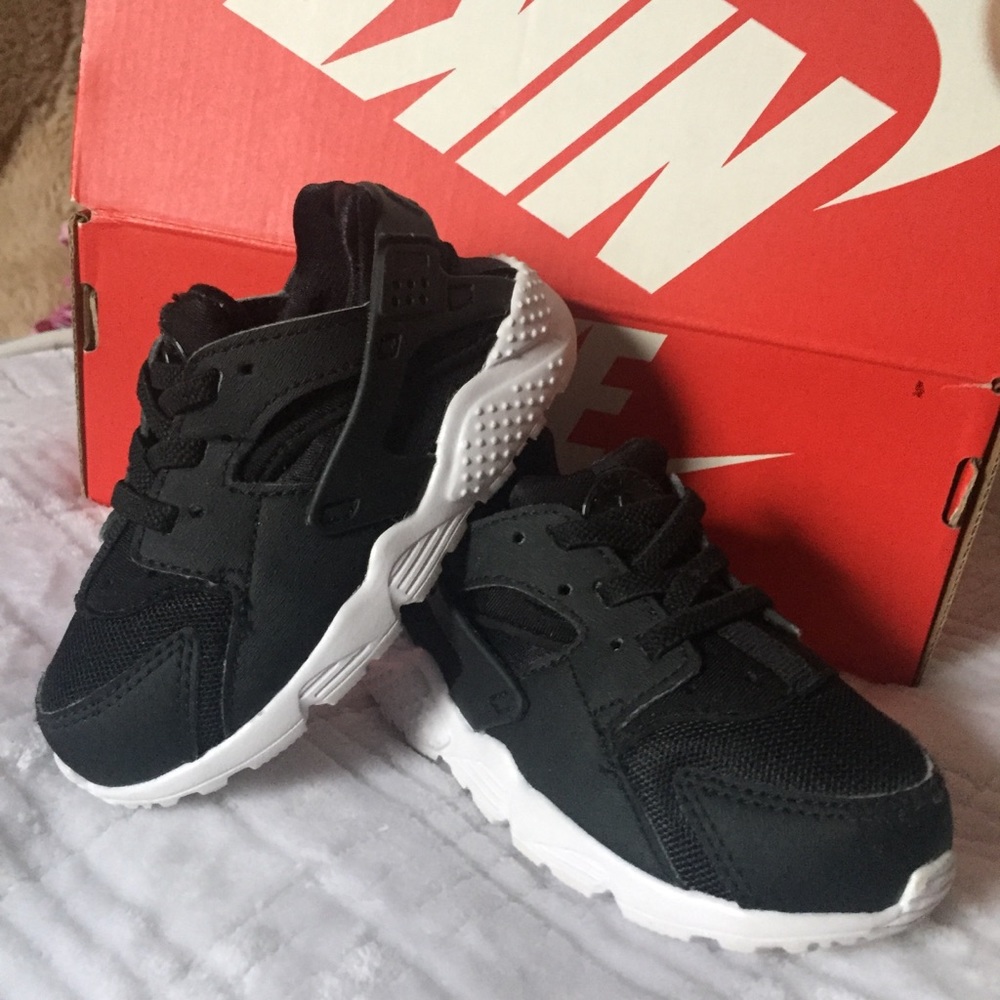 Black Nike Huaraches 7C